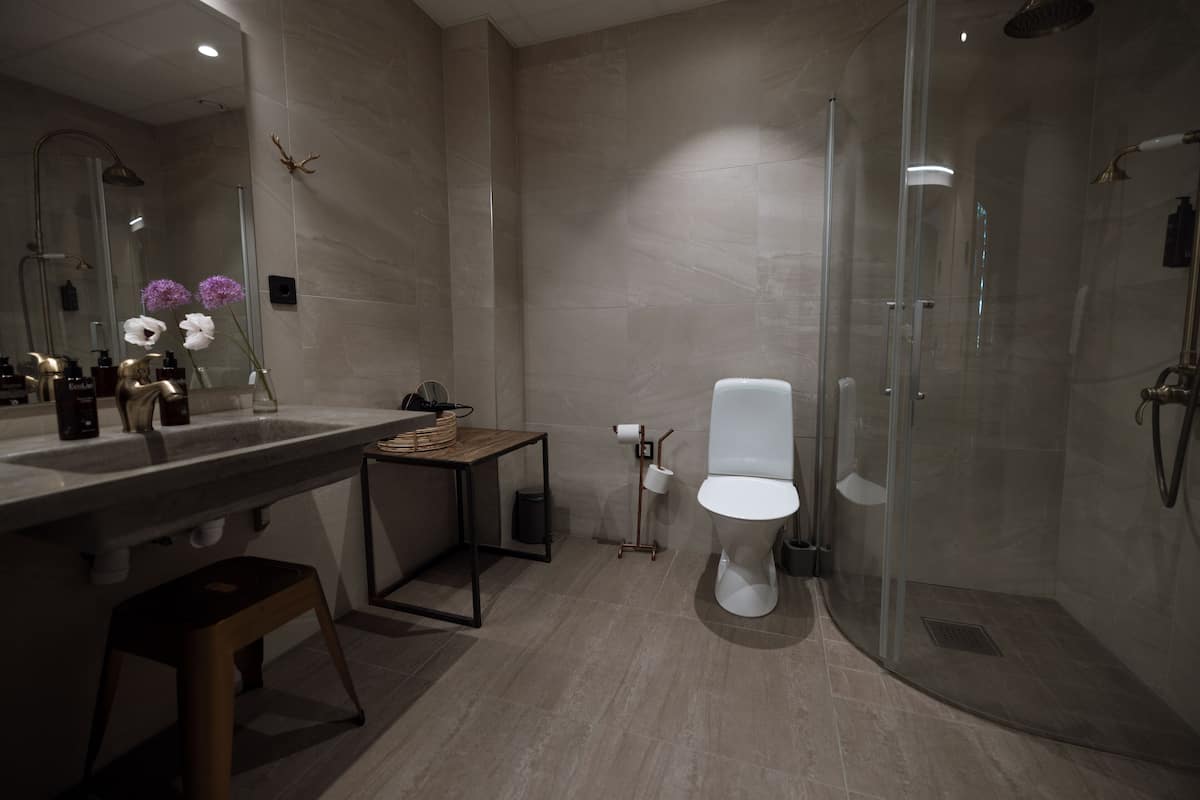 shower, hair dryer, heated floors, towels