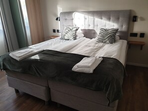 Premium bedding, individually decorated, blackout curtains - Toftastrand Hotell (Växjö)