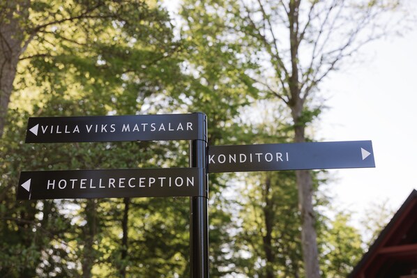 Señales indicativas para Villa Viks Matsalar, Konditori y Hotelreception.