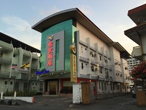 Front of property - Raja Inn Hotel (Miri)