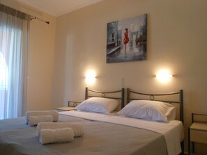 デスク、防音設備、アイロン / アイロン台、WiFi (無料)