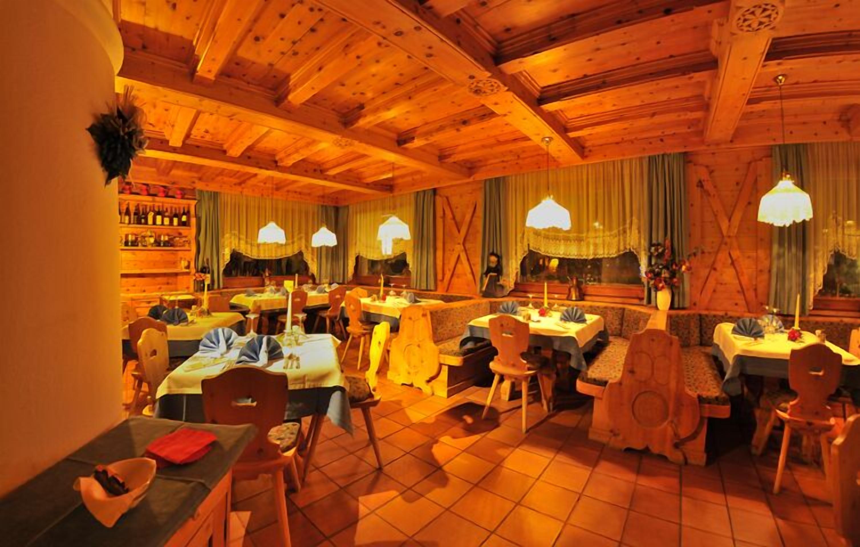 Café da manhã, almoço e jantar; culinária regional 