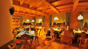 Se sirven desayunos, almuerzos, cenas y cocina regional