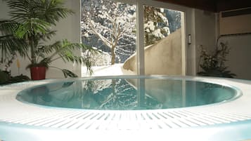 Bañera de hidromasaje cubierta