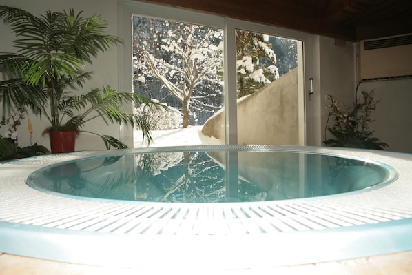 Indoor spa tub