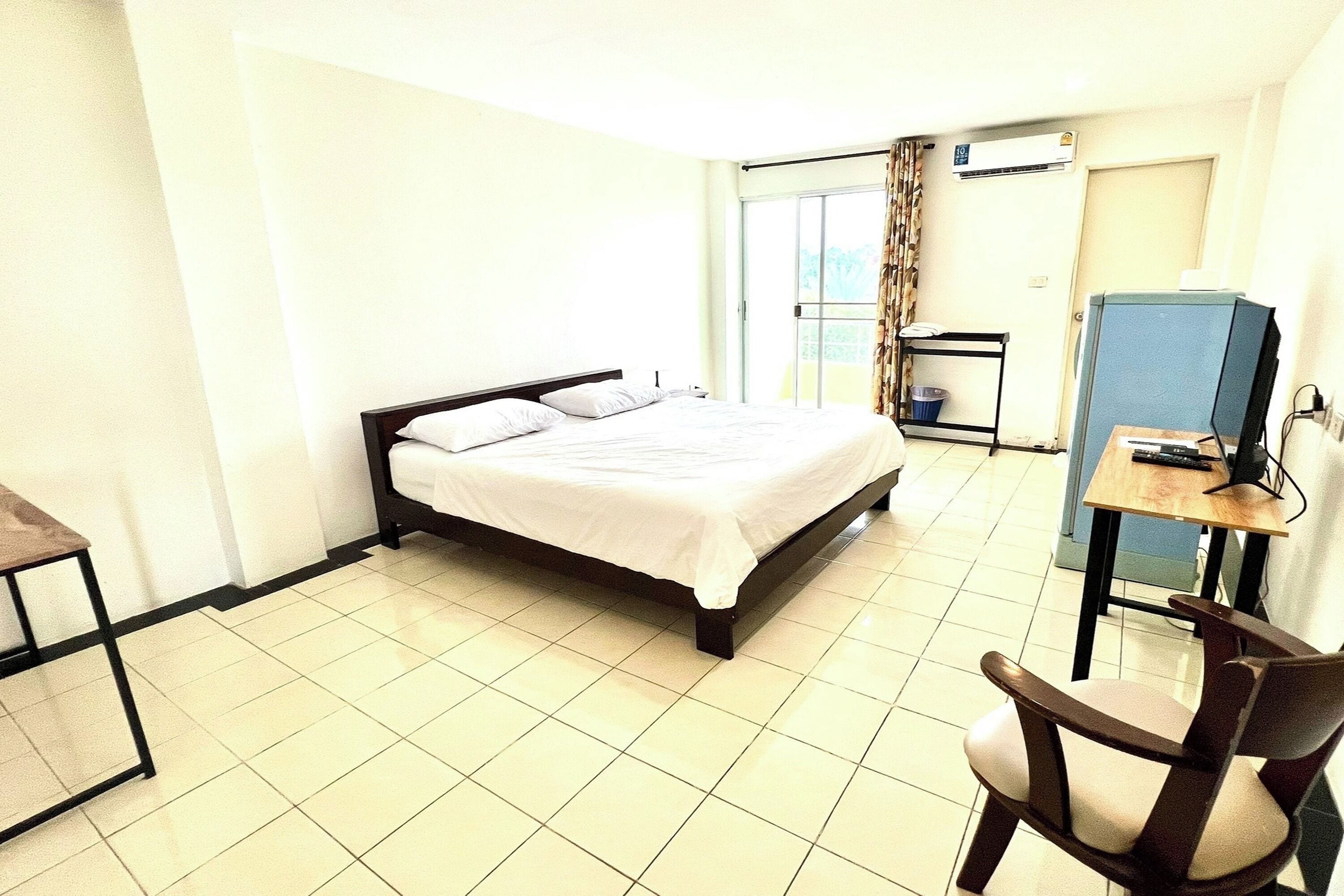 Standard Double Room | Desk, free WiFi, bed sheets