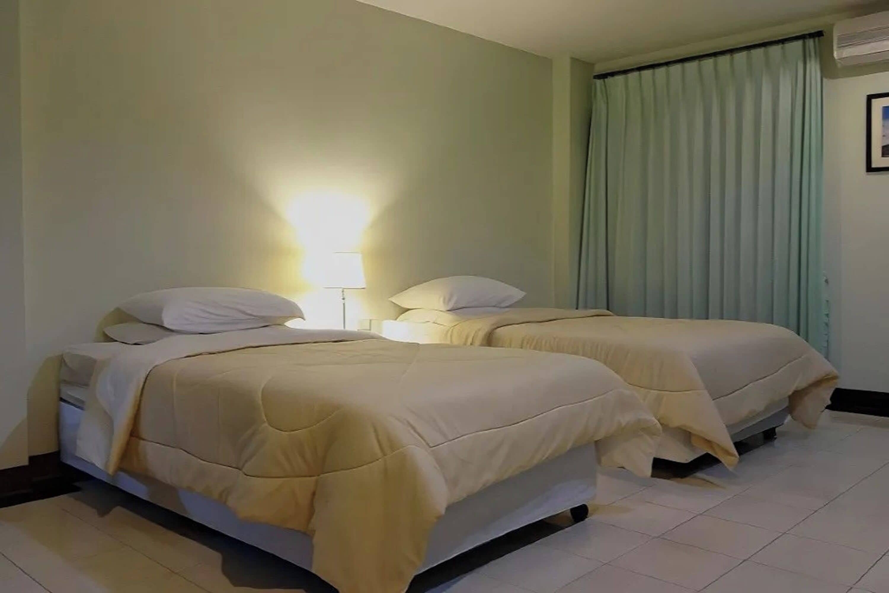 Habitación estándar con 2 camas individuales | Escritorio, wifi gratis y ropa de cama 