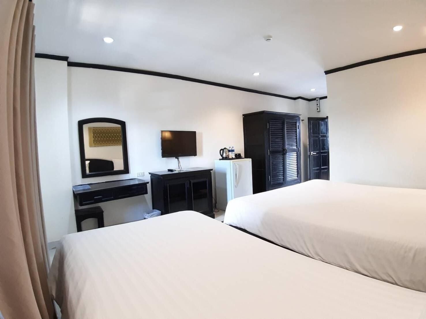 Minibar, caja de seguridad en la habitación y escritorio 