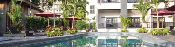 Quarto luxo, várias camas, sacada | Frigobar, cofres nos quartos, escrivaninha, quartos à prova de som