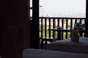 Frigobar, cofres nos quartos, escrivaninha, quartos à prova de som