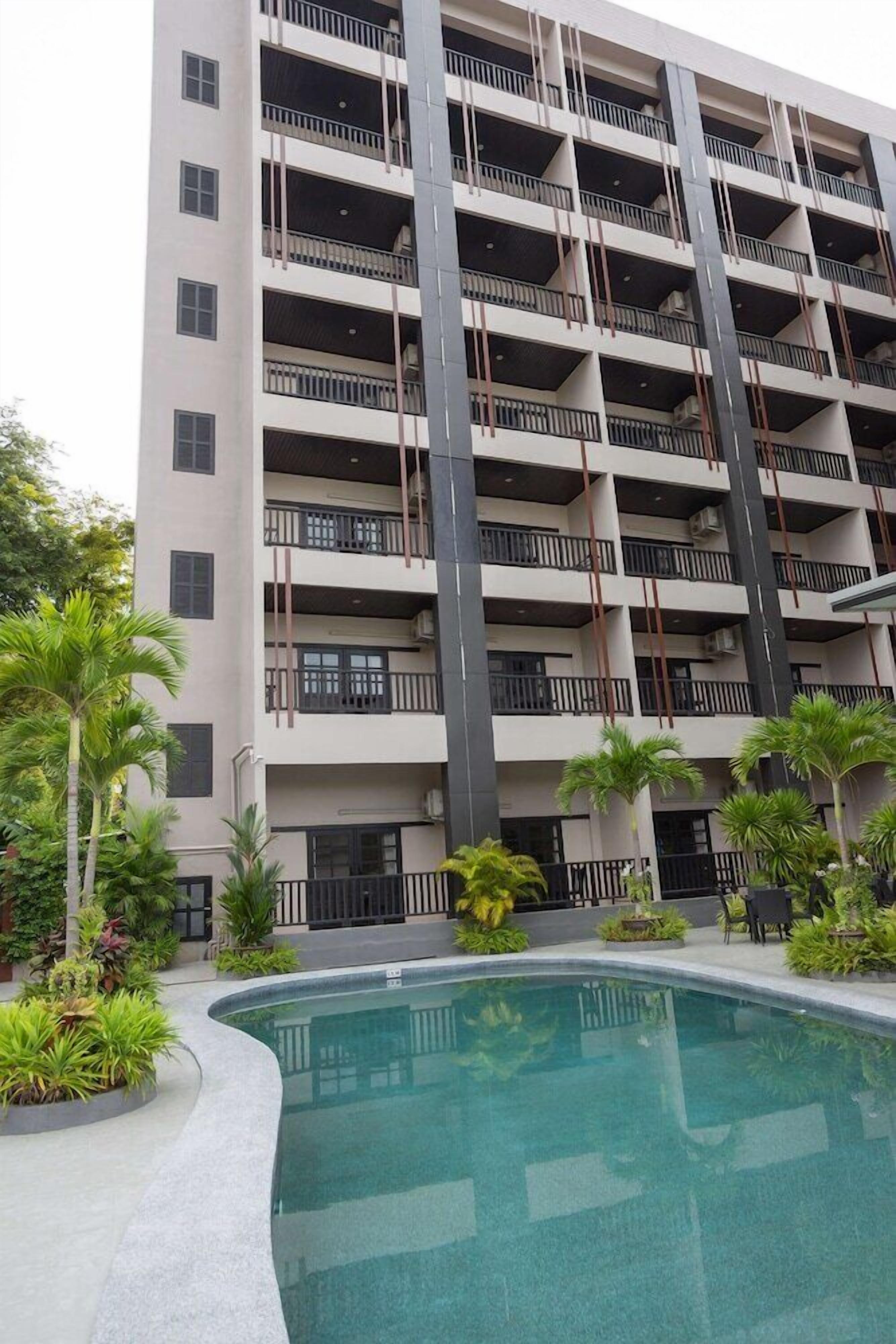 Indoor pool, 2 outdoor pools, pool loungers