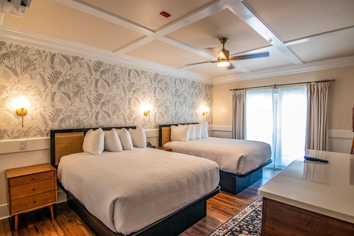 Deluxe Room | 1 bedroom, individually decorated, individually furnished, desk