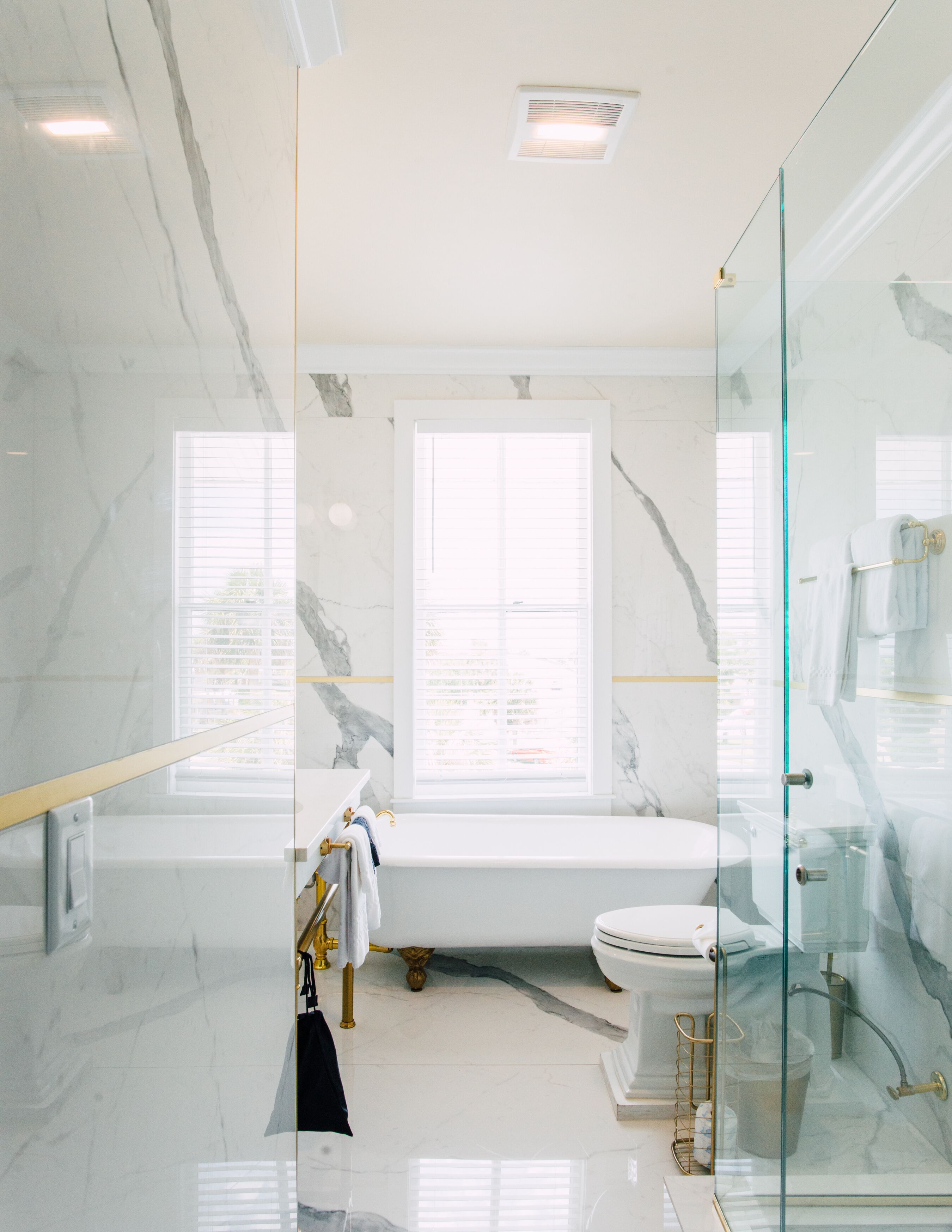 comfort room, 1 king bed, non smoking | bathroom | free toiletries, hair dryer, towels, soap