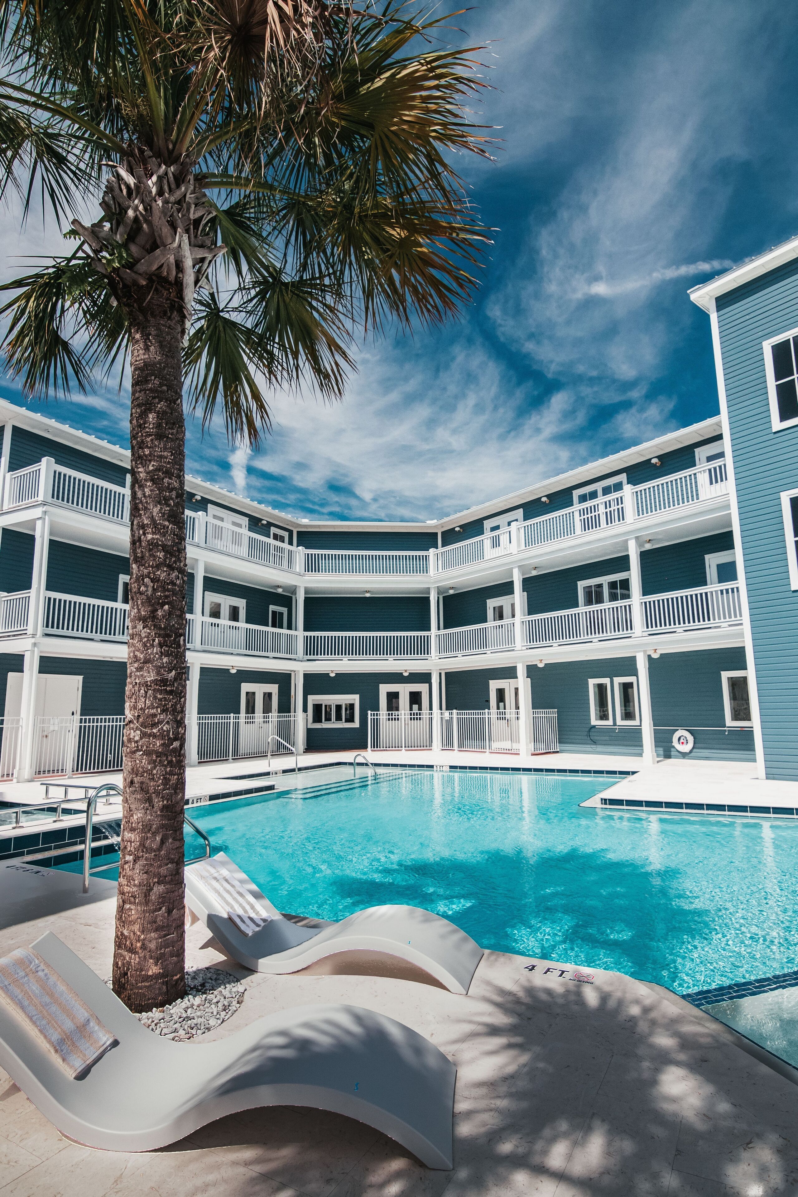 Utomhuspool med öppettider 08.00 till 20.00, och solstolar