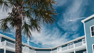 Utomhuspool med öppettider 08.00 till 20.00, och solstolar