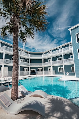 Outdoor pool, open 8:00 AM to 8:00 PM, sun loungers. Gibson Inn