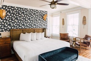 Phòng Deluxe, 1 giường cỡ king, không hút thuốc | Bộ đồ giường cao cấp, minibar, trang trí khác biệt 