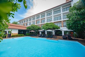 Außenpool, Sonnenschirme, Liegestühle