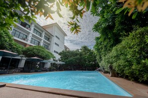 Kolam renang outdoor, dengan payung kolam renang dan kursi berjemur