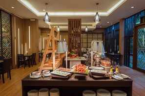 Se ofrece un desayuno bufé todos los días (por un coste adicional)