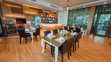 Breakfast, lunch, dinner served; Thai cuisine