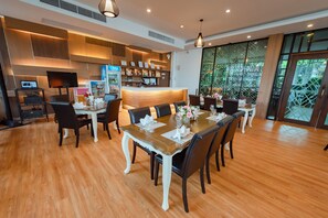 朝食、ランチ、ディナーに営業 (タイ料理)