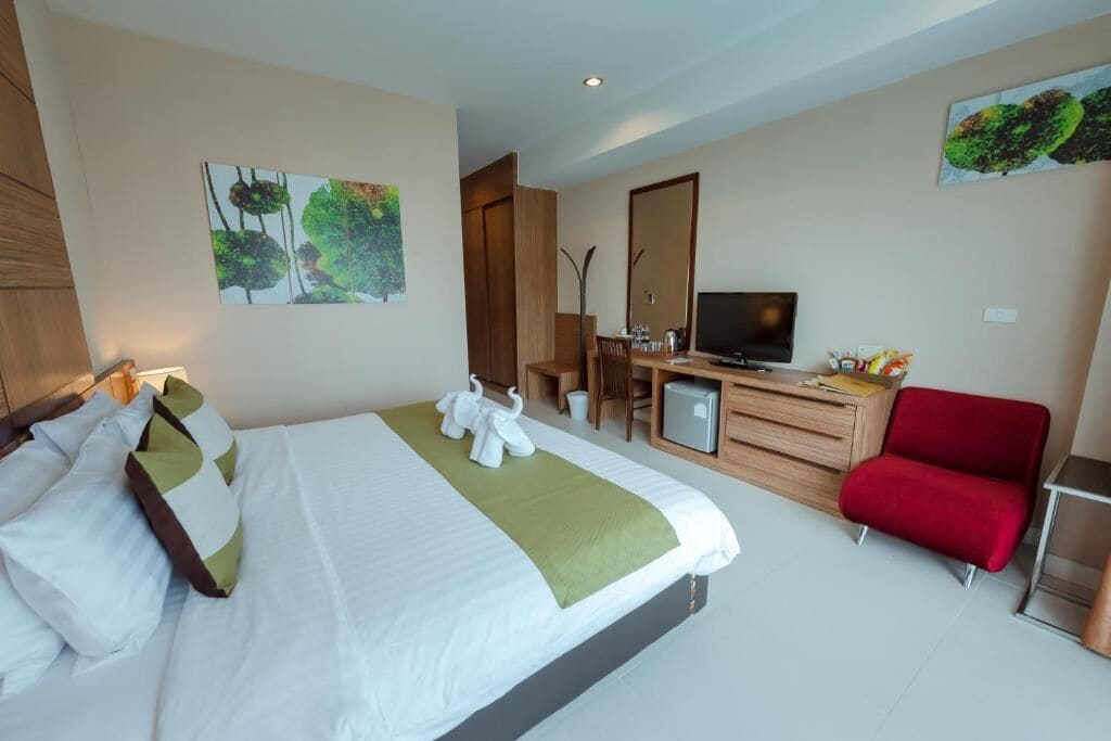 Premier Double Room, 1 King Bed | Minibar, in-room safe, desk, blackout drapes
