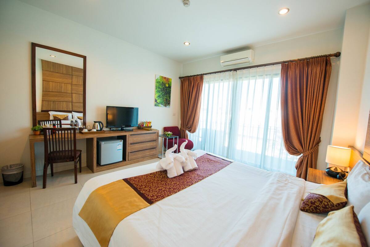 Premier Double Room | มินิบาร์, ตู้นิรภัยในห้องพัก, โต๊ะทำงาน, ผ้าม่านกันแสง