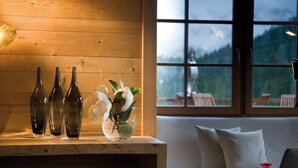 Eine Holzwand mit drei Flaschen und einer Glasvase mit weißen Blumen.