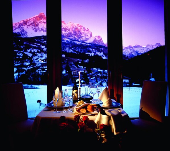 Der serveres frokost, aftensmad og lokale retter