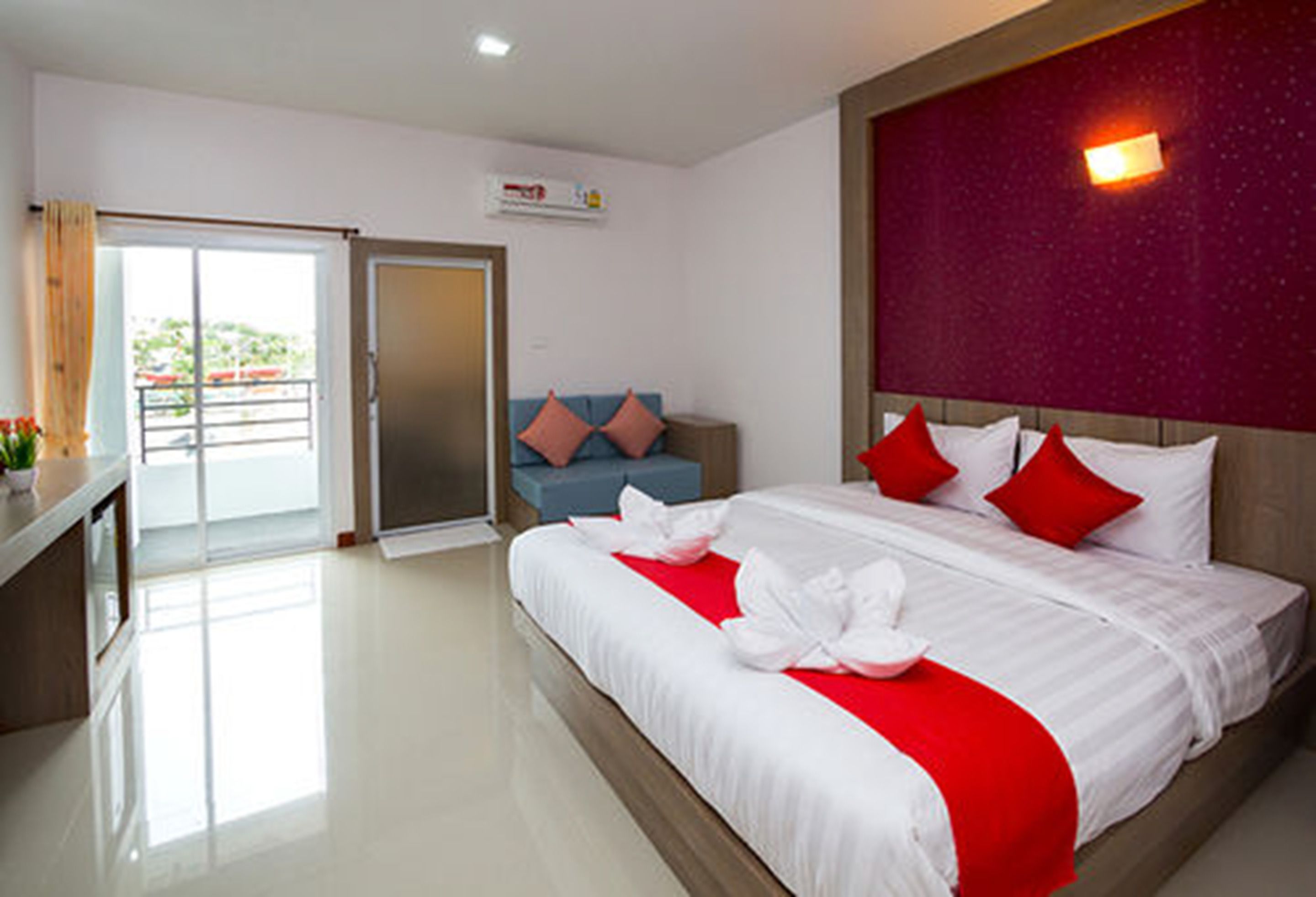 standard room / double bed | desk, rollaway beds, free wifi