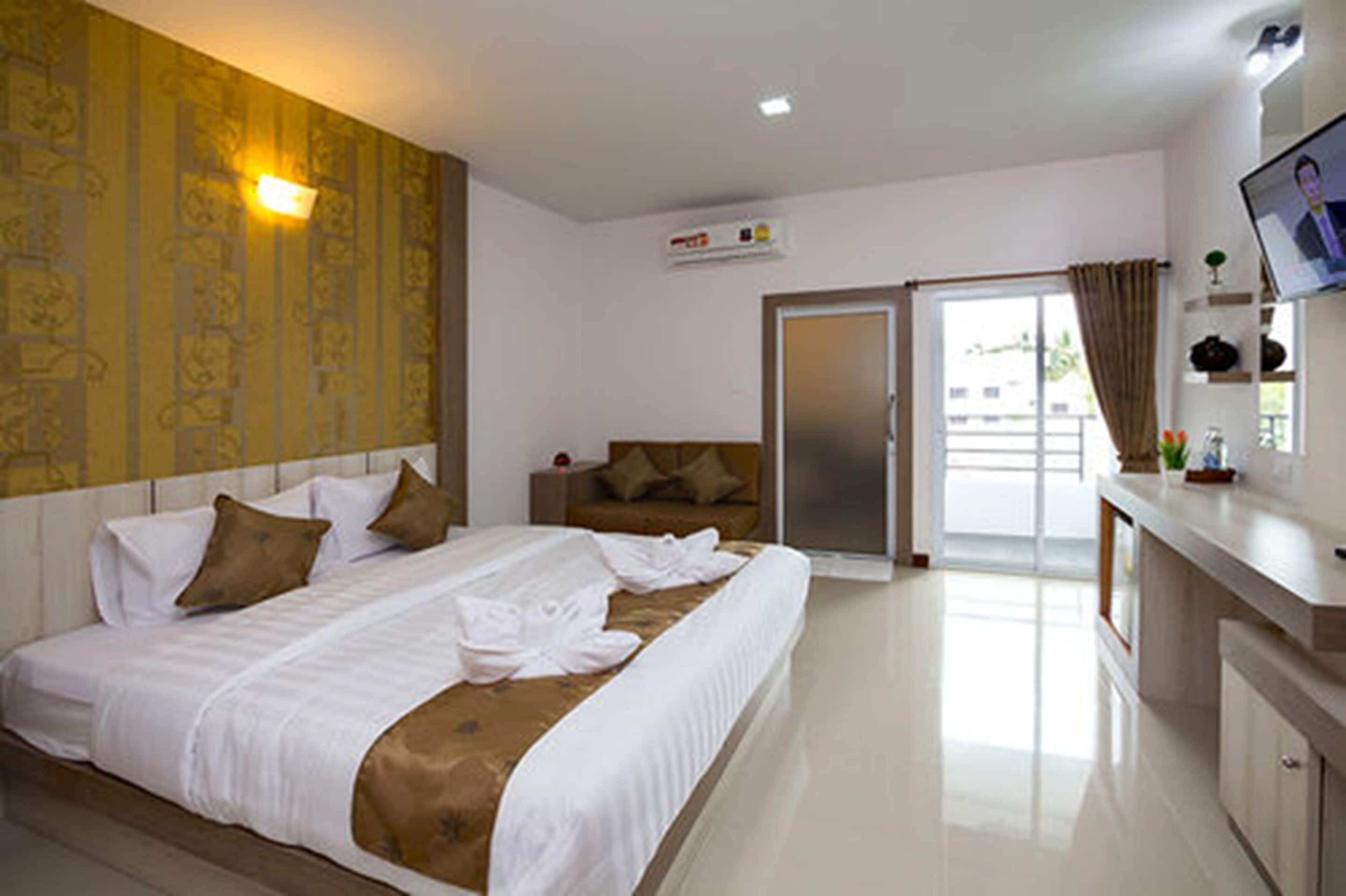 standard room / double bed | desk, rollaway beds, free wifi