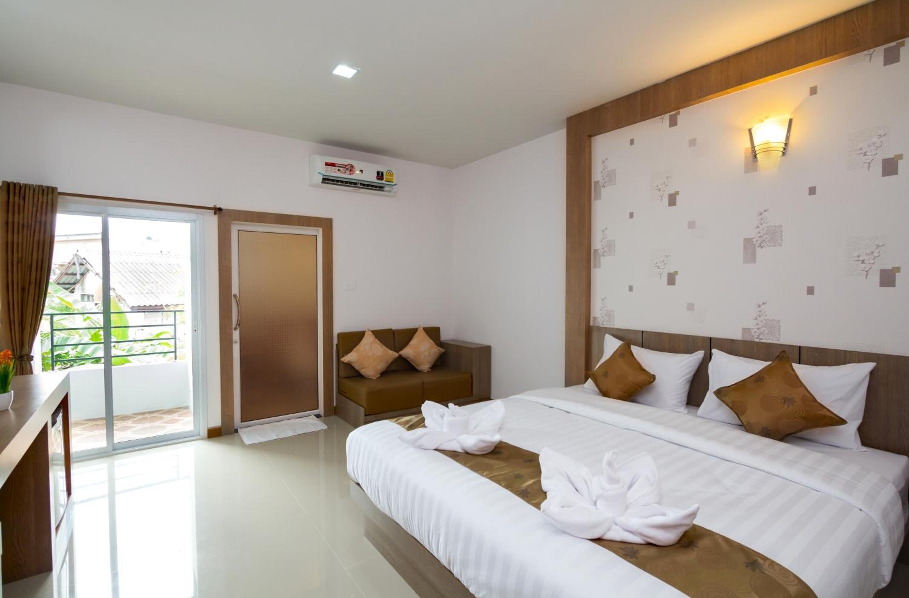 desk, rollaway beds, free wifi