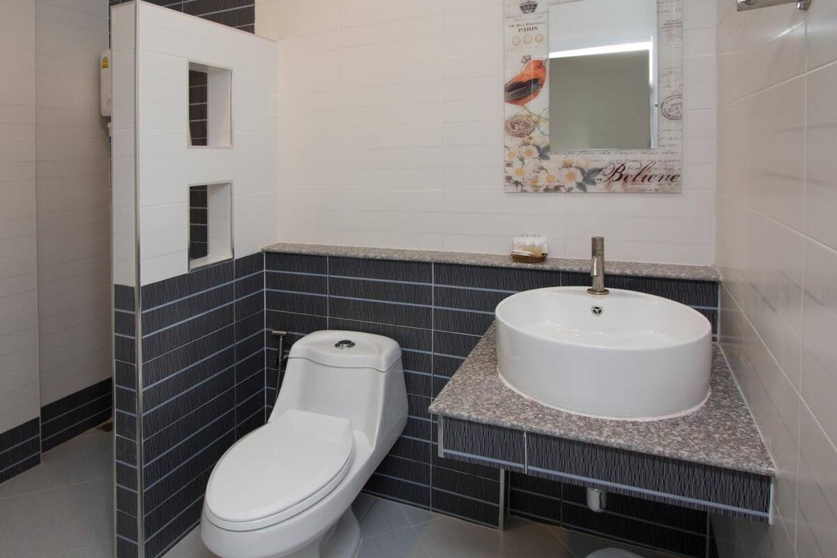 shower, free toiletries, towels