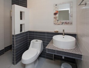Dusche, kostenlose Toilettenartikel, Handtücher