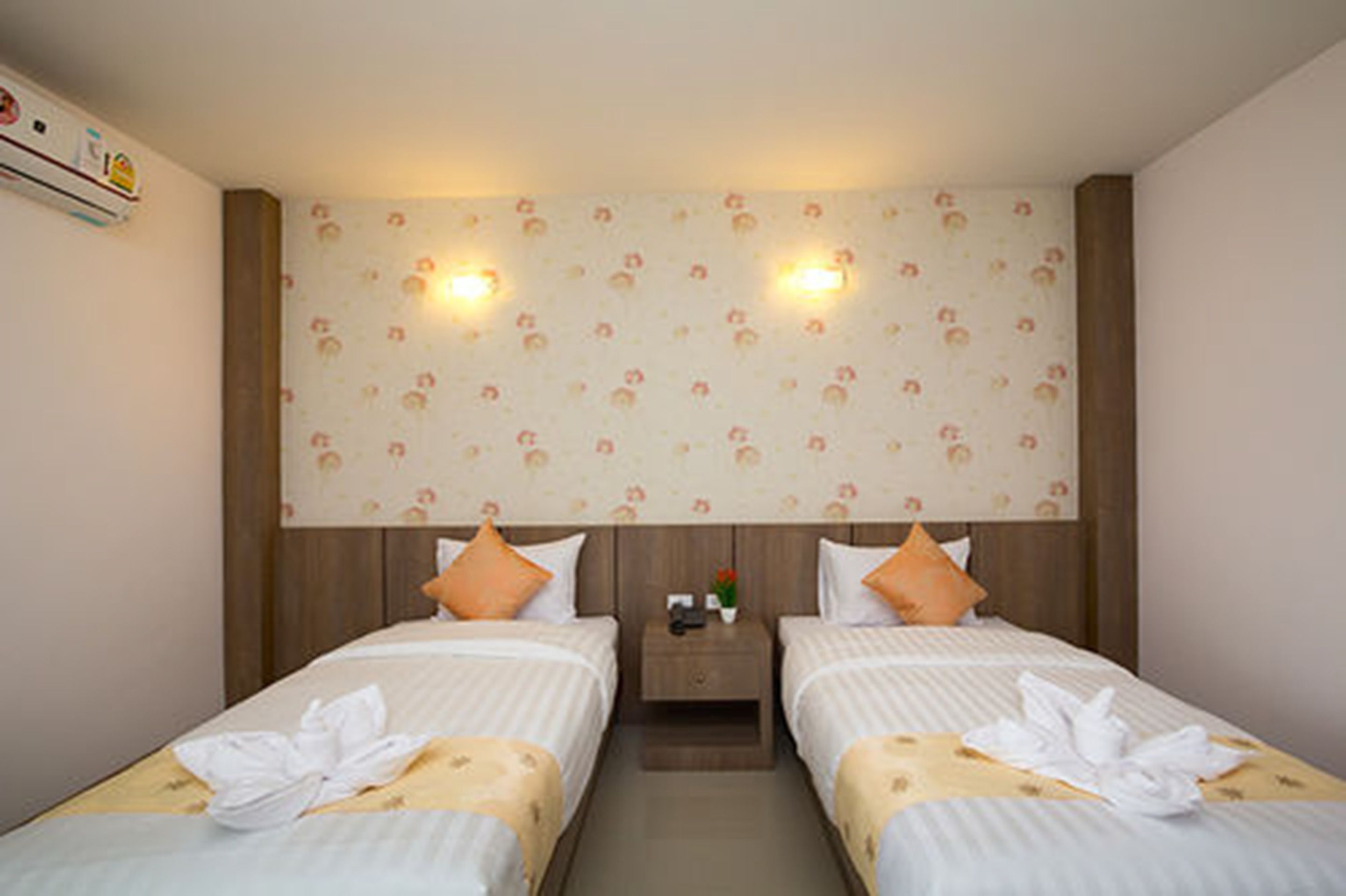 standard room / twin bed | desk, rollaway beds, free wifi