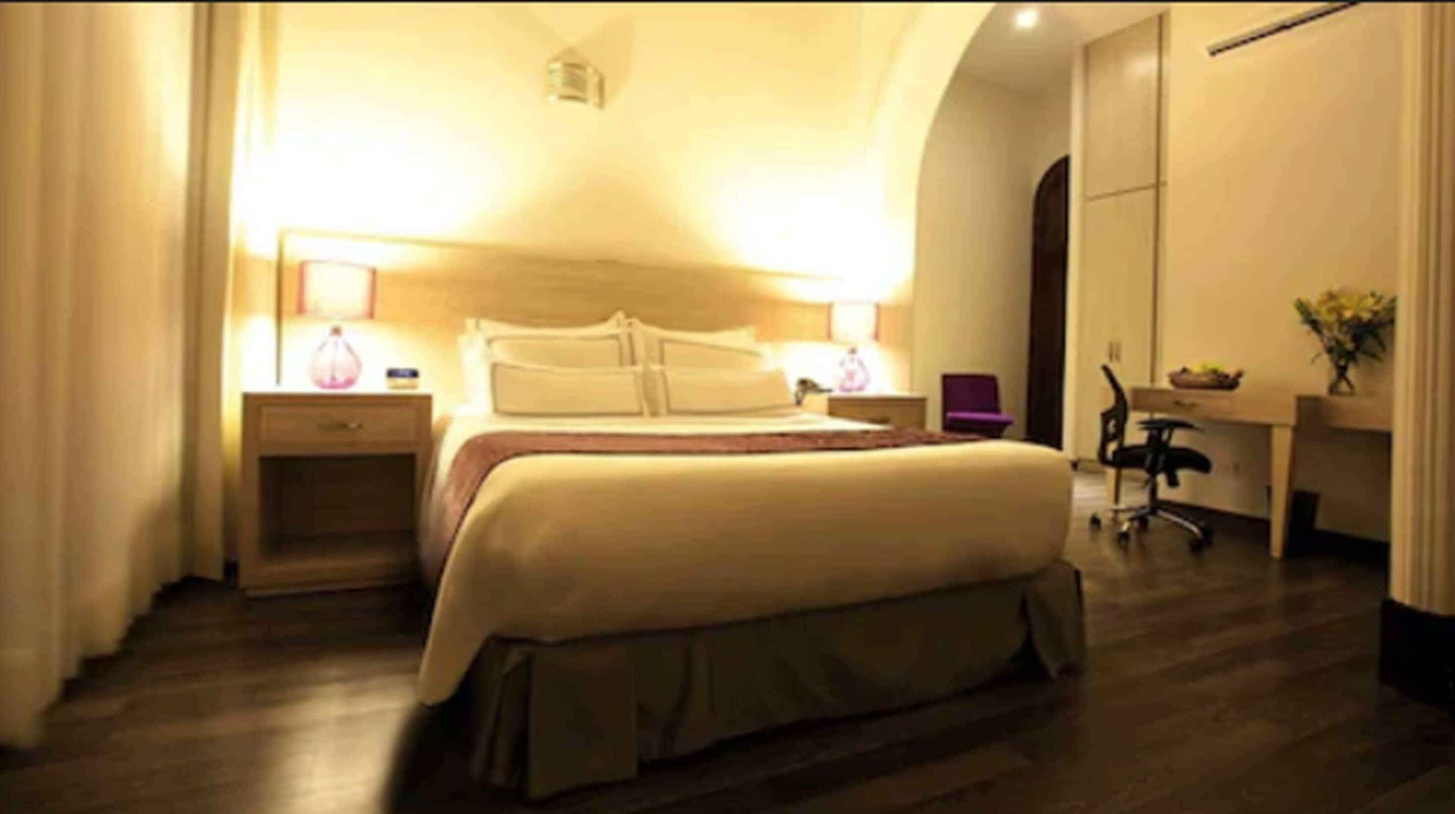 deluxe room, 1 king bed | premium bedding, minibar, desk, free cots/infant beds