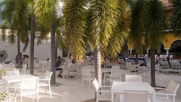 供應早餐、午餐和晚餐,國際料理