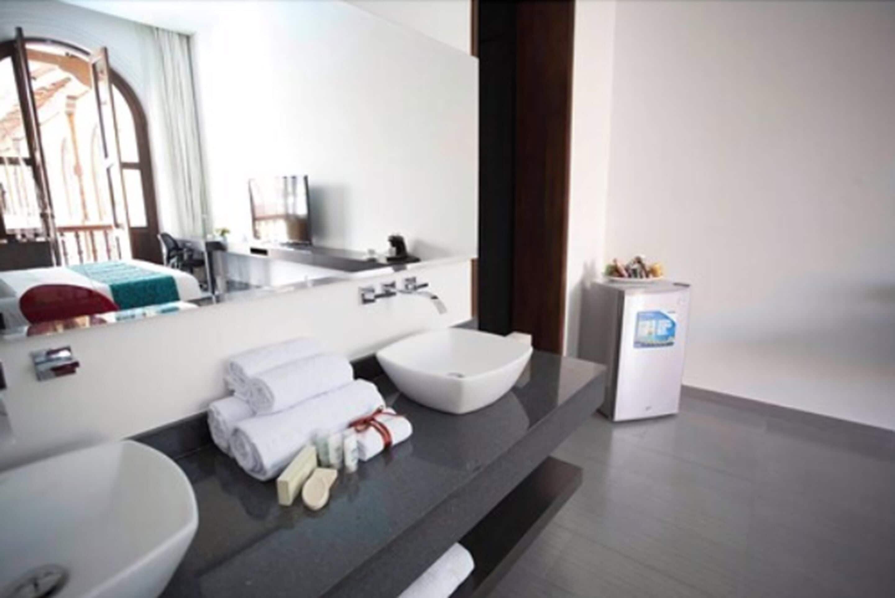 deluxe room, 1 king bed | premium bedding, minibar, desk, free cots/infant beds