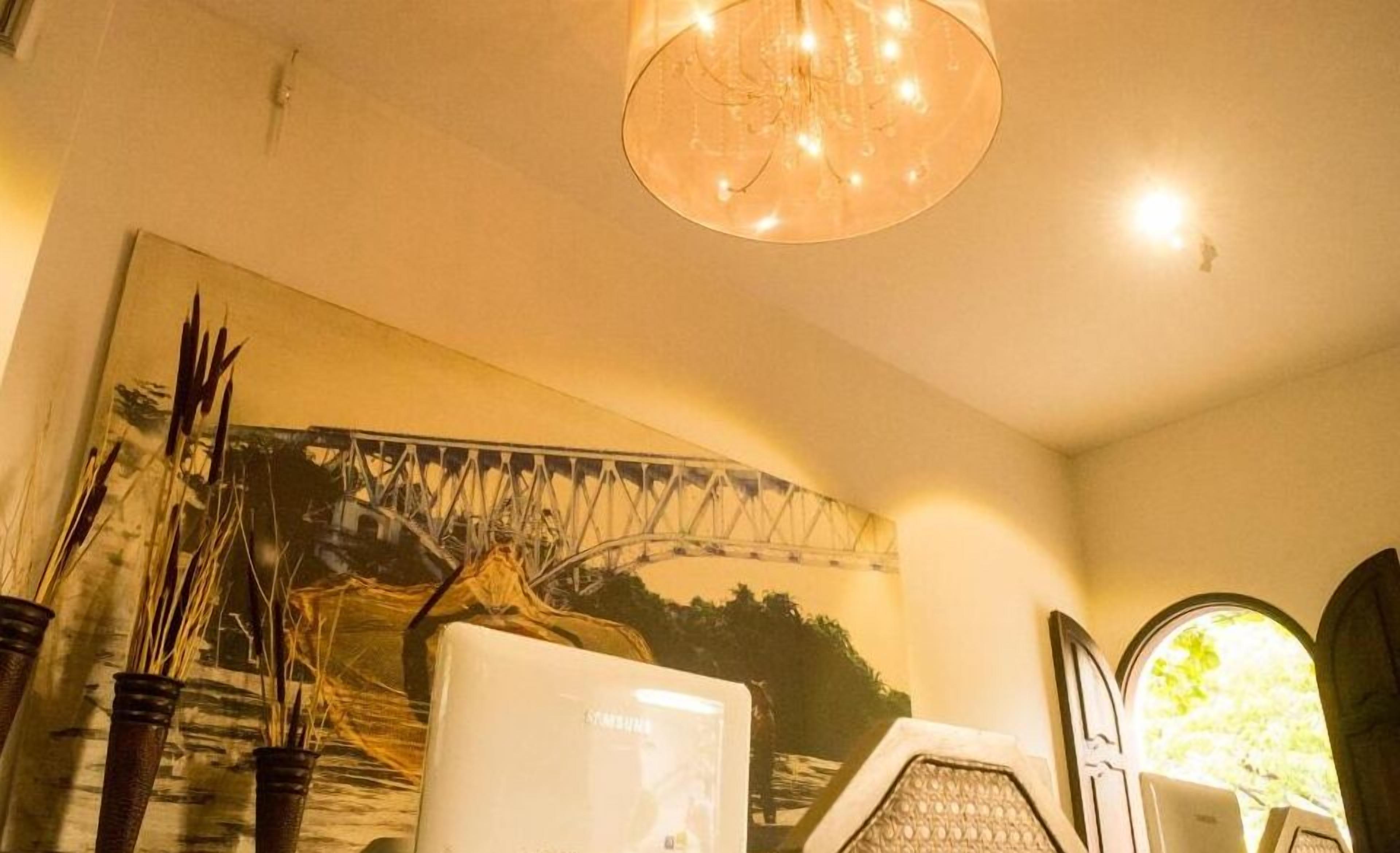 breakfast, lunch, dinner served; international cuisine