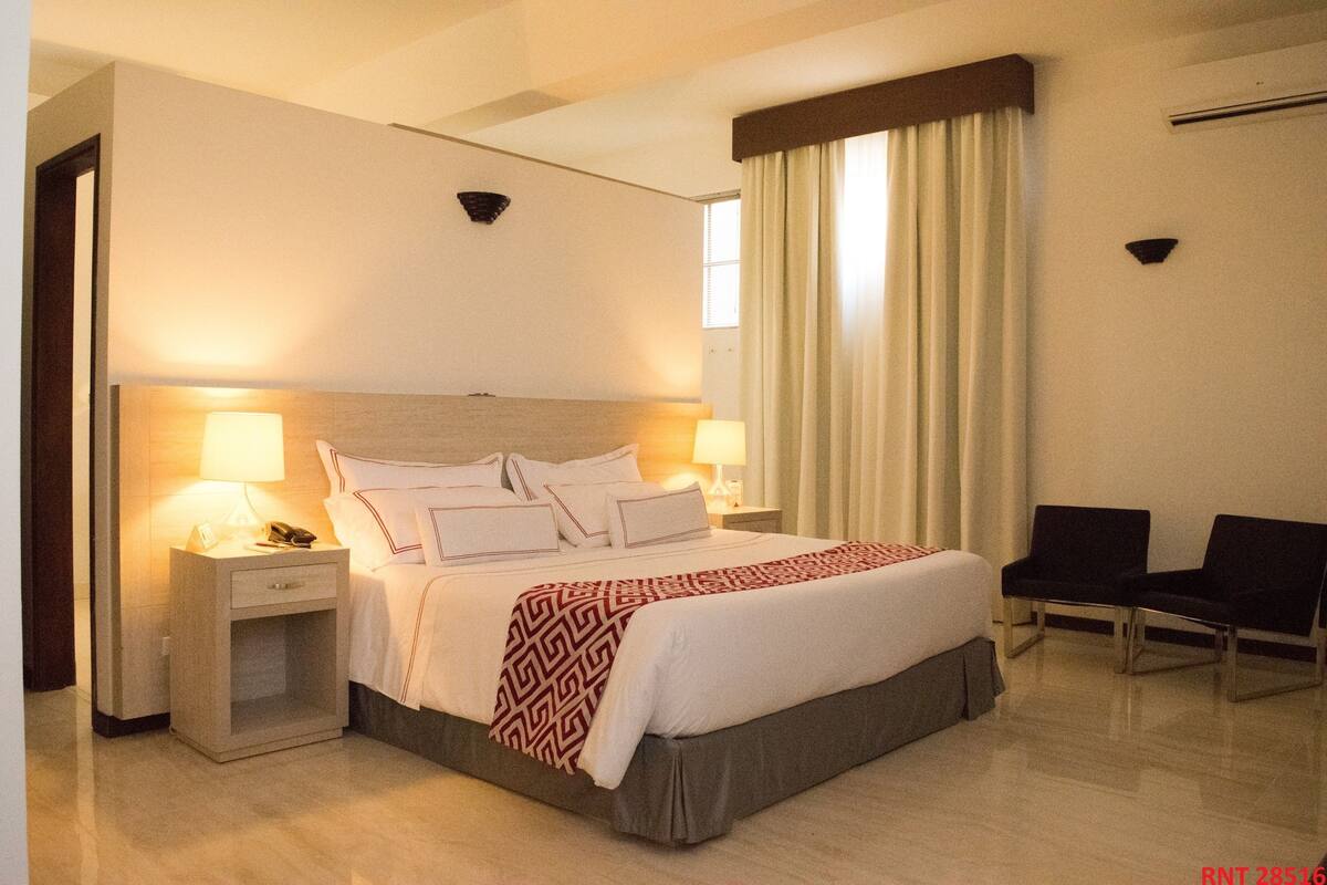 Deluxe Room, 1 King Bed | Premium bedding, minibar, desk, cribs (free)