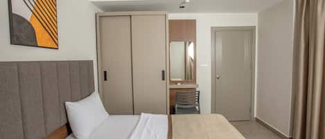 1 habitación, caja de seguridad en la habitación y muebles diferentes