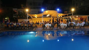 2 Restaurants, Frühstück, Mittagessen, moderne, europäische Küche