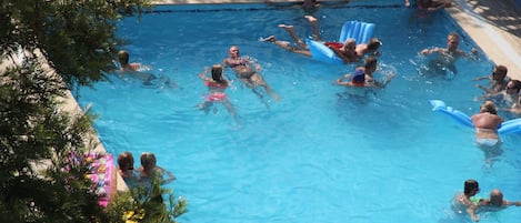 Piscine extérieure (ouverte en saison), parasols de plage