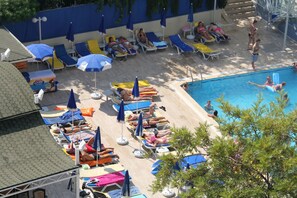Piscine extérieure (ouverte en saison), parasols de plage