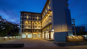 Um hotel de vários andares com uma entrada bem iluminada e uma placa indicando ser o Lee Jae-Ae Hotel Grand House.