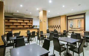 Petit déjeuner et déjeuner servis sur place