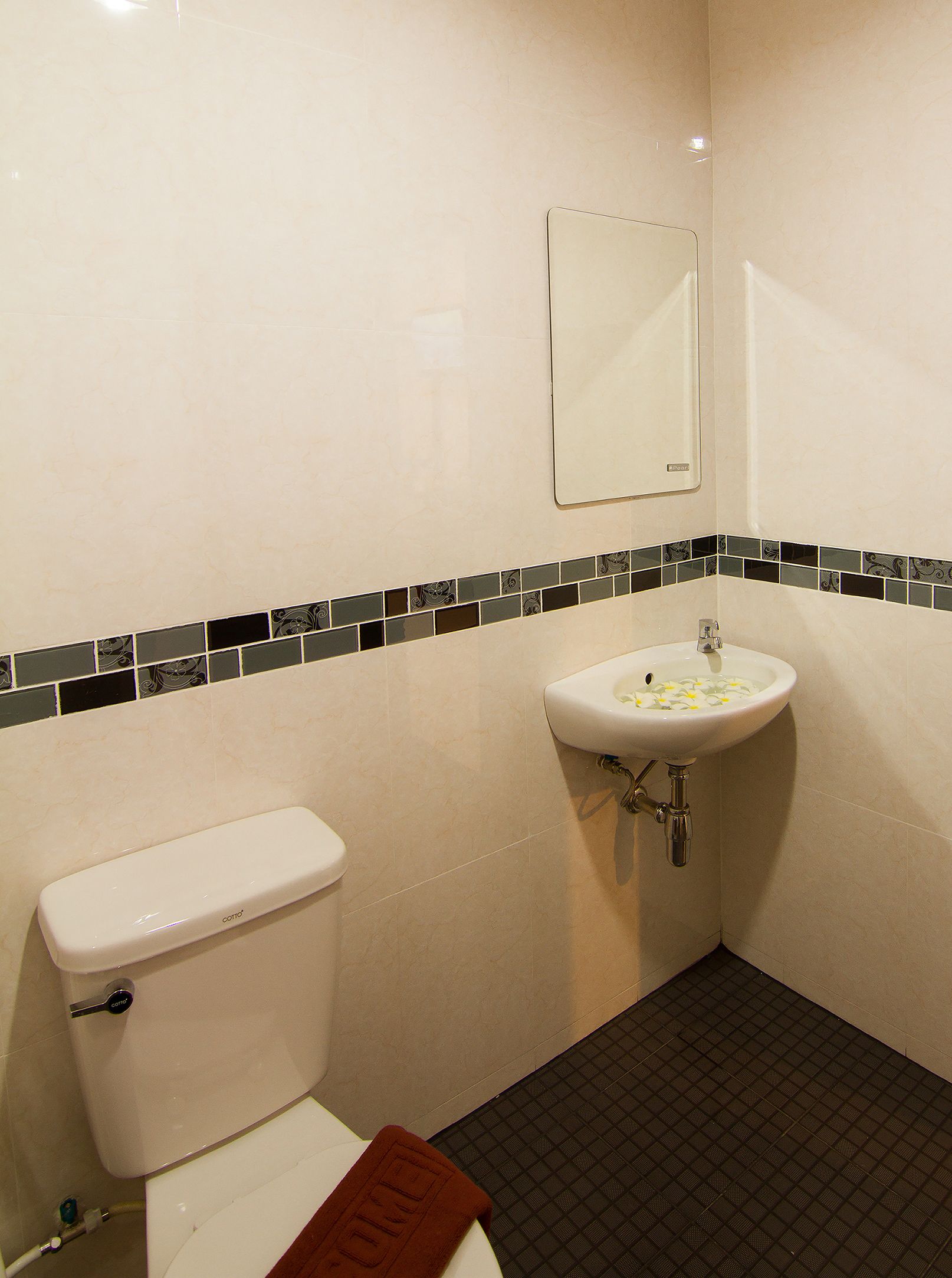 Standard Room / Double Bed | Bathroom | Shower, rainfall showerhead, free toiletries, hair dryer