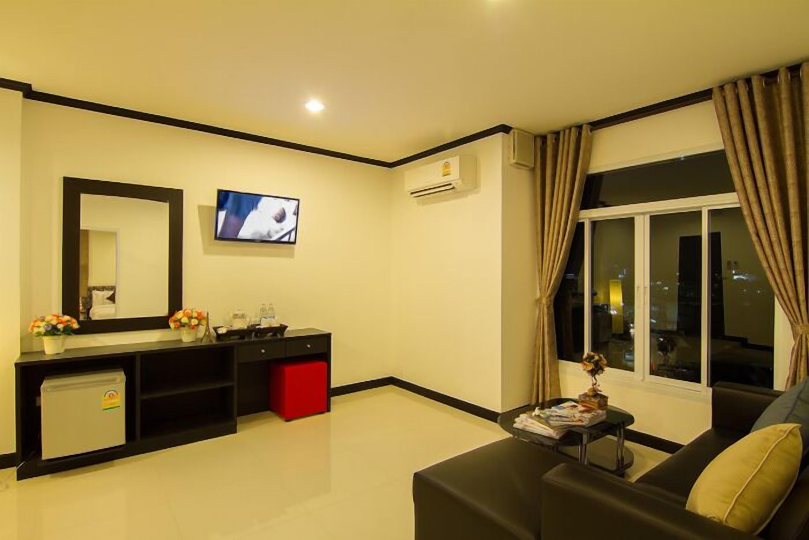 32-inch LCD TV with cable channels, TV