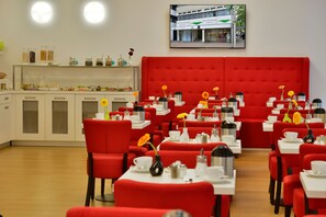 Desayuno buffet diario (EUR 15 por persona)